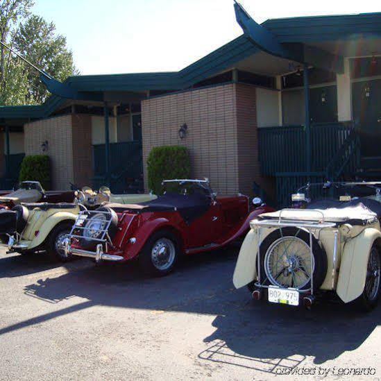 Tiki Village Inn Vernon Bagian luar foto