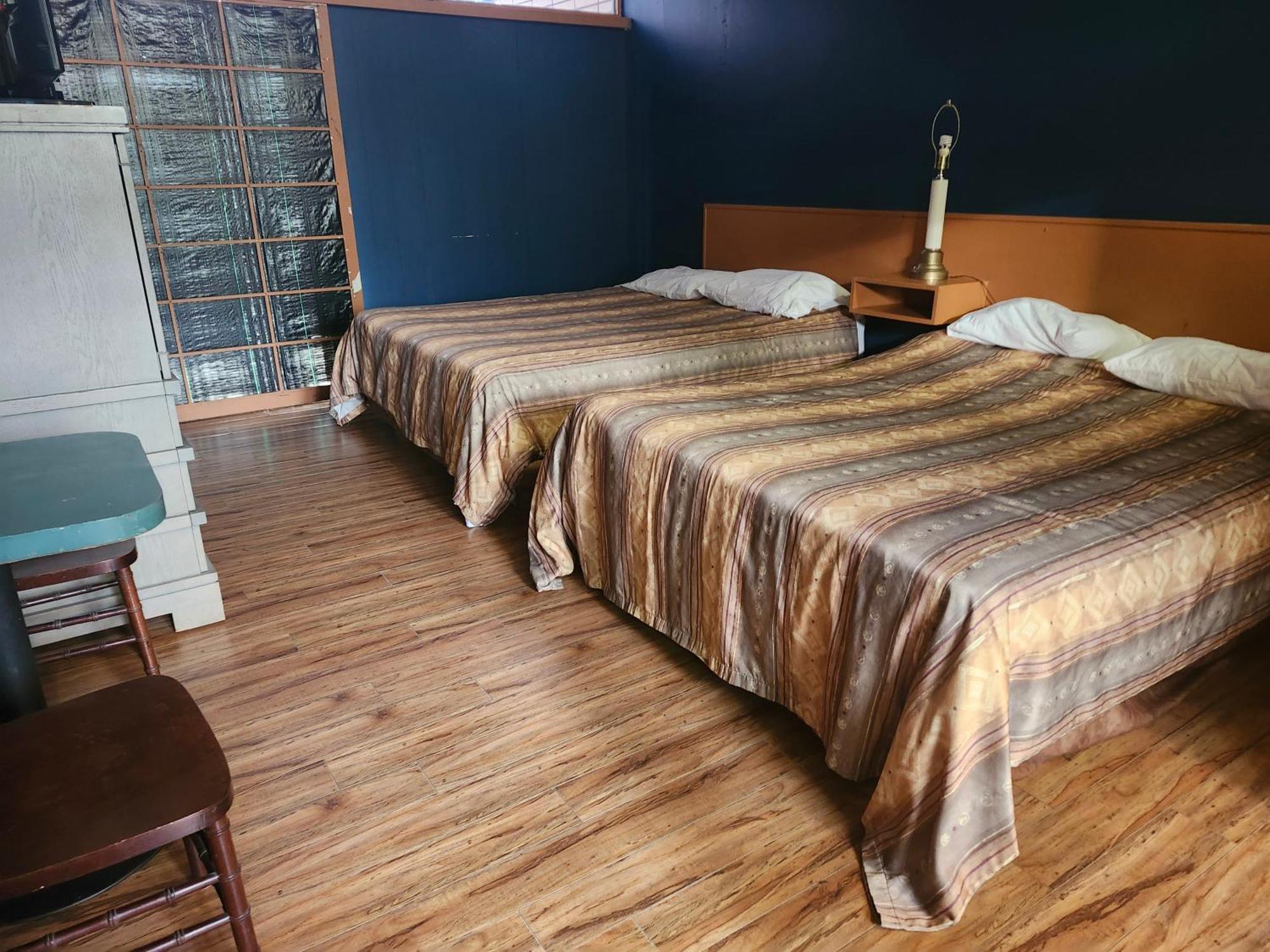 Tiki Village Inn Vernon Bagian luar foto