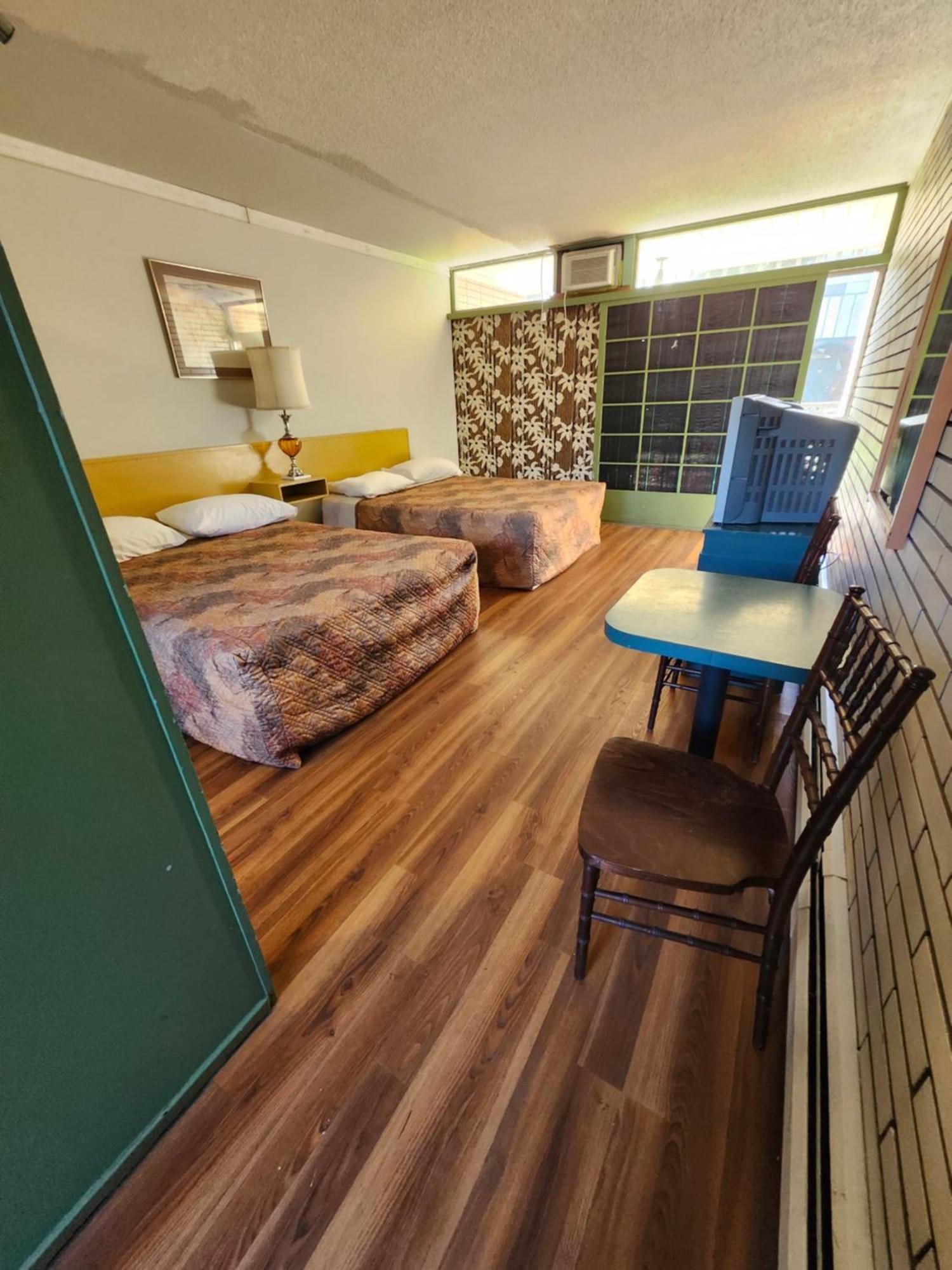 Tiki Village Inn Vernon Bagian luar foto
